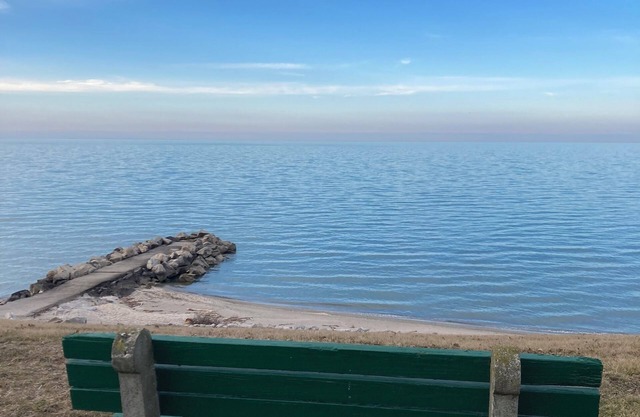 Lake Erie Escape! Lake Views, Private Beach, 20 min to Cedar Point + Jet Express