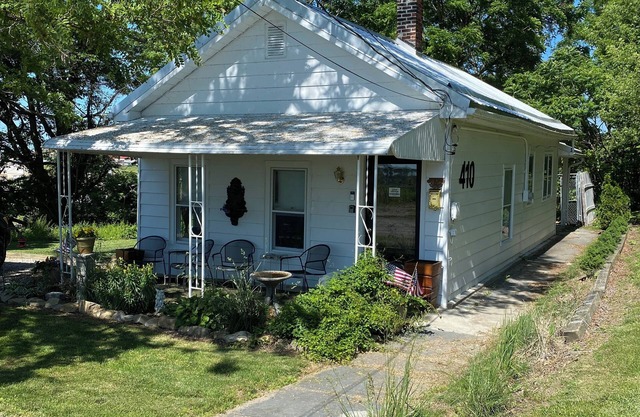 Lake Erie lighthouse view renovated 1930’s fisherman’s cottage get away!