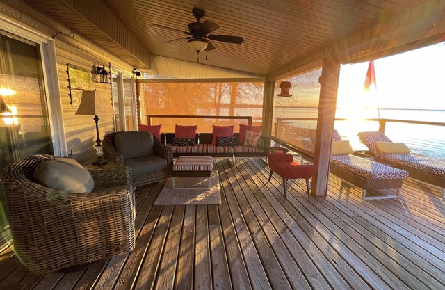 LAKE ERIE WATERFRONT COTTAGE. SLEEPS UP TO 7, JUST BRING YOUR BATHING SUIT.