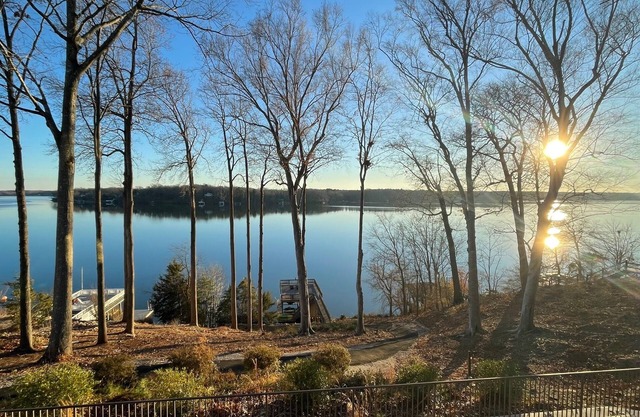 Lake Escape has it ALL--Deep water, panoramic views, POOL, main lake!