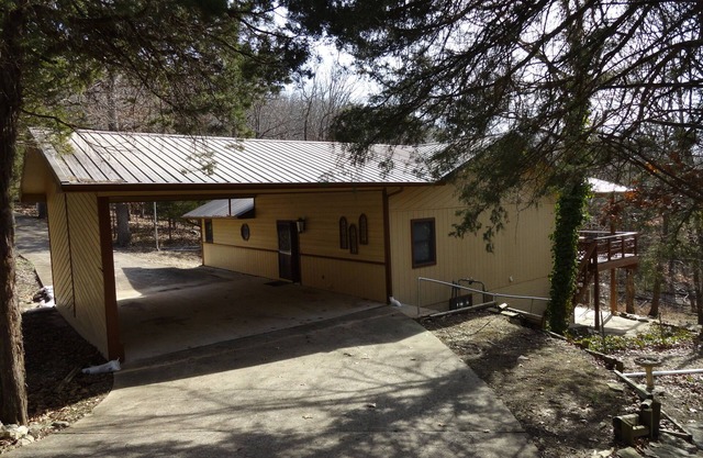 LAKE ESCAPE - Lakefront 4 Bedroom, Easy Walk to Water, & Big TV's, Pet Friendly