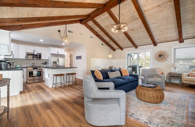 Lake Escape's Barefoot Bungalow