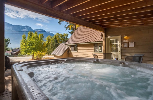 Magnifique chalet avec vue sur la forêt, livré avec bain à remous privé!