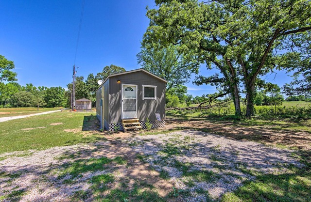 Lake Fork Getaway: Tiny Home in Alba w/ BBQ!