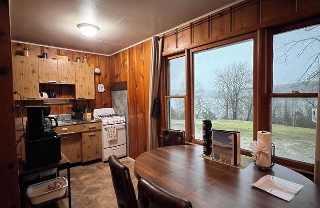 Lake front Cabin Blue Waters Resort Cab 6
