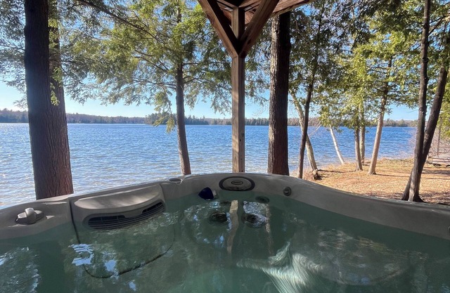 Lake front Cabin & Bunkhouse + Private Hot Tub