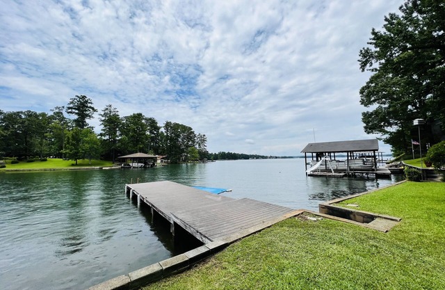 Cabine au bord du lac avec véranda grillagée et quai personnel - Rénovée