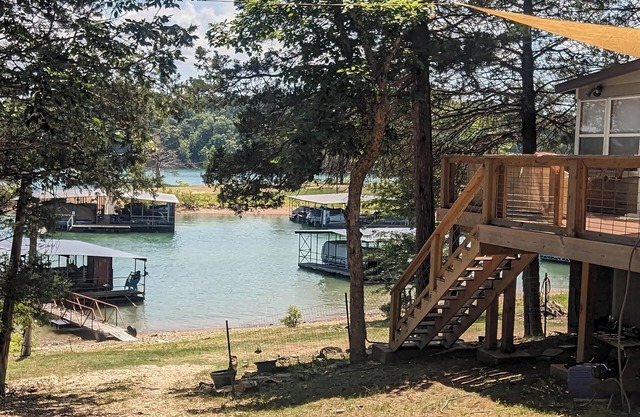 Cabine au bord du lac avec dortoir