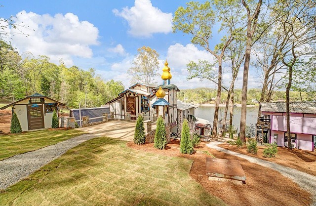 Lake Front Castle with Mini Golf/ Pickleball/ Arcade/ Sleeps 18