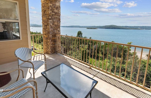 Condo au bord du lac! Animaux acceptés, marina adjacente, vues incroyables -C-5