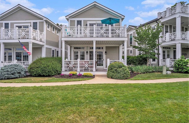 Lake Front Condo W/ Pool Access, Walk to Saugatuck