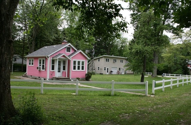 Lake Front Cottage in Michigan's Harbor Country "Sandy Shores 2"