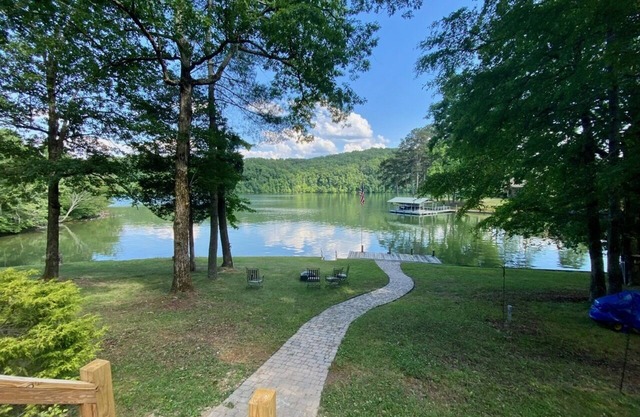 LakeFront Cottage Sleeps 10 1-story-with dock-Watts Bar Lake cabin
