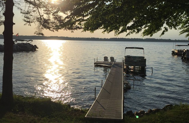 Cozy Lake-Front Cottage with beautiful sunrise views!