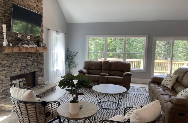 Lake Front Cottage with New Dock & Kid’s Kayaks