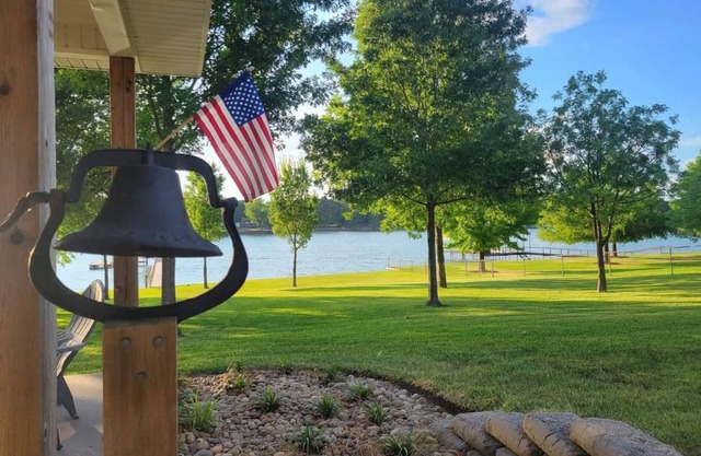 Lake Front Gated Property Private Dock Book 3 Nights - Get 4th Night Free.