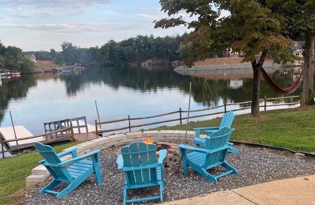 Lake front home 25 ft from water w/ private dock, firepits, kayaks & paddle boat