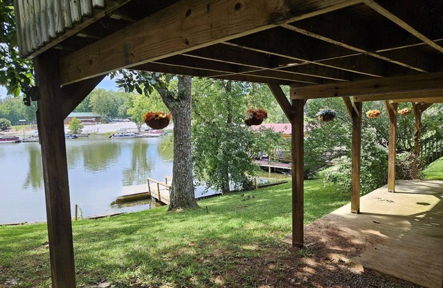 LAKE FRONT home at Lake Chickamauga FAMOUS for LARGEMOUTH BASS FISHING!