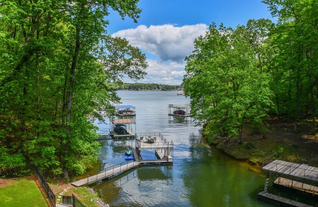 Détente maison du lac avec bain à remous et foyer pour la saison à venir