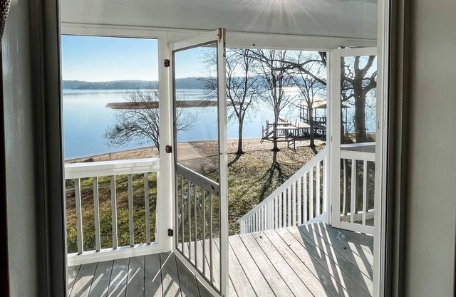 LAC FRONT HOME! 12 personnes. Salle de bonus avec lits superposés, ping-pong et playstation.