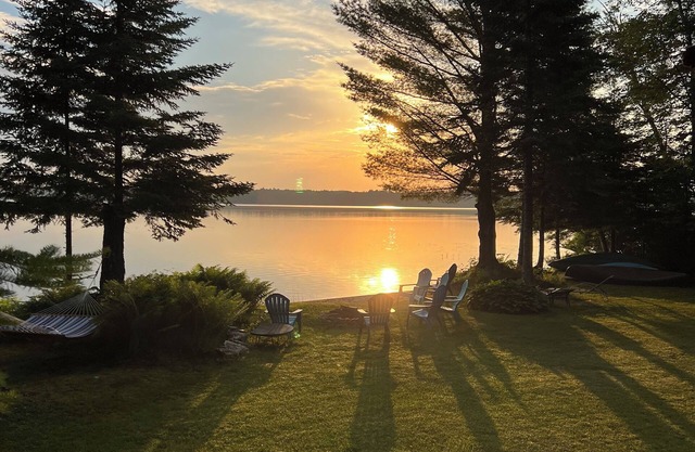 Lake Front House ~ Fire pit ~ Canoes / Kayaks ~ Large Deck ~ Beach isolée