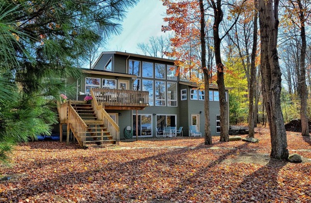 Front de luxe au bord du lac Poconos: bain à remous / sauna / salle de jeux / kayaks / plage privée
