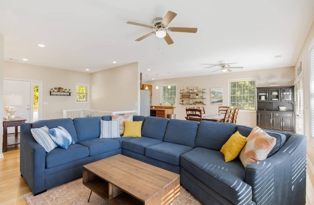 Lake front/kayaks/private dock/ firepit/game room w/ pool table/ sleeps up to 14
