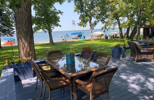 Lake front Lake Melissa Cabin with huge sand beach!