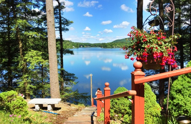 INCROYABLE LAC MAISON ET DOCK SUR LE LAC BUEL. BATEAU DE NAGE