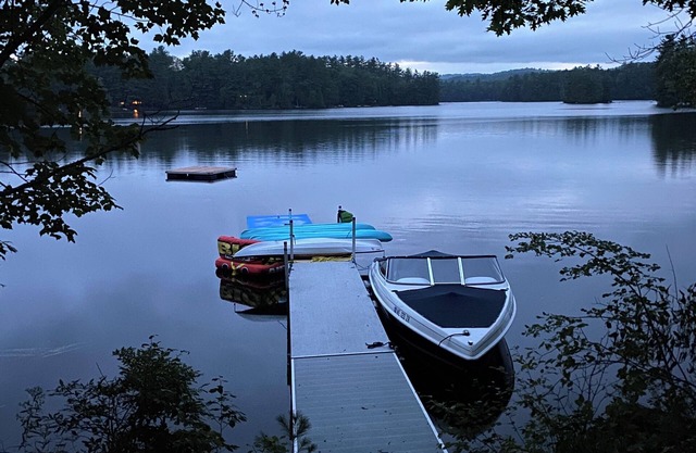 Groups Welcome! Sleeps 16, HotTub, Skiing, Boating, Theatre Room, ITS Trails