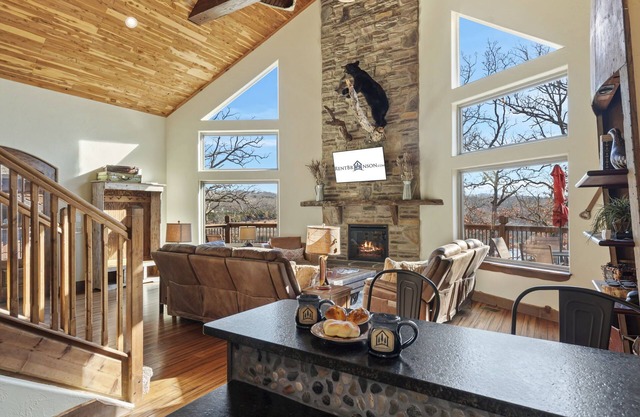 Lake Front Lodge, Pool Table, Pvt Hot Tub, Wrap Around Deck, Free Daily Attraction Tickets