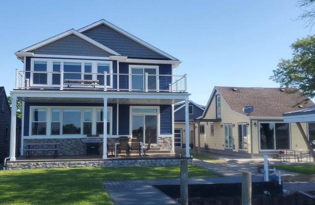 Lake front luxury new house located across from famous Cabana Blues Resort