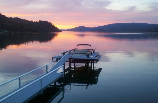 Propriété au bord du lac avec des vues d'un million de dollars avec plage privée et quai