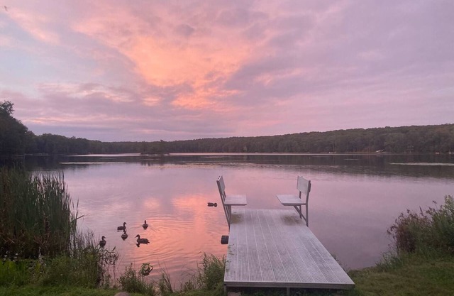 Lake Front W / vues inoubliables. Hot Tub, Cheminée, Table de billard, bateau sur place
