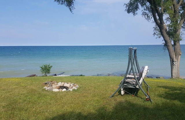 Summer Cottage Lake Front avec plage privée. Plan d'étage ouvert flux w / comfor