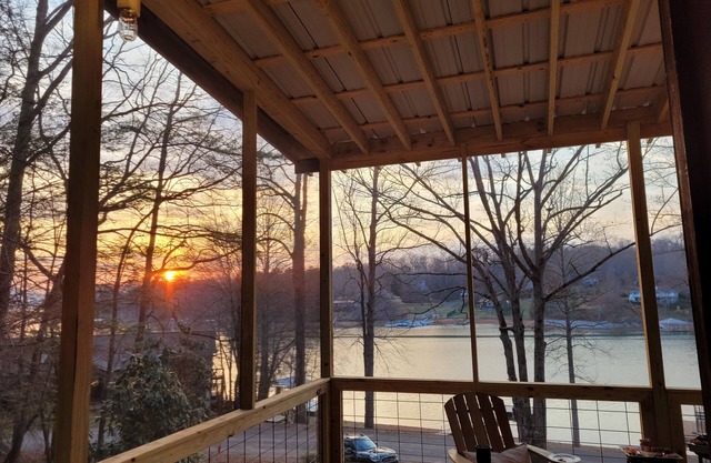 Lake Front Tiny Home on beautiful Lake Chatuge