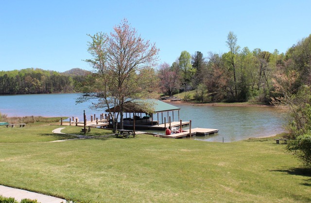 Front de lac, deux quais, familial, cuisine complète, comme à la maison!