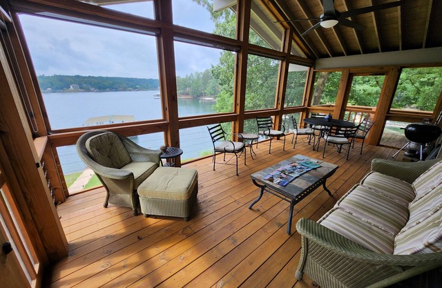 Lake Front w/ Sunset Views, Screened-in Porch / 1x Boat Slip / 2x Kayaks