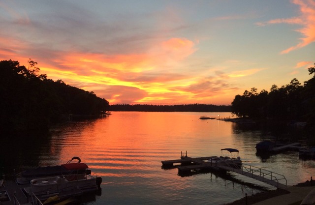 Face au lac, sortie au rez-de-chaussée, vue au coucher du soleil, fond dédié, superbe piscine