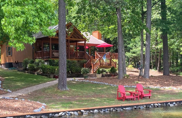 Lake Gaston Cottage - Superbe vue sur la crique large avec un énorme quai et des kayaks, canoë