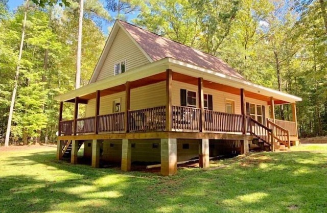 Lake Gaston Offshore Oasis! Cabin on huge property