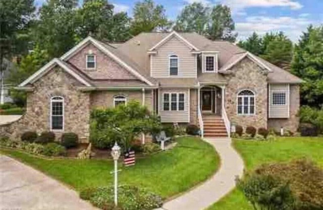 Lake Gaston Water Front 5000 SQ FT Home Sleeps 22