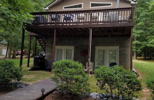 Lake Gaston Waterfront Cottage peut accueillir 6 adultes, hangar à bateaux et kayaks disponibles