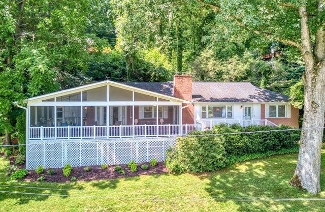 Lake Gem W/ Water Views, Free WiFi, Full Kitchen, Screened-In Deck & More