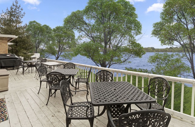FUN Lakefront Home avec plage privée, jetée, terrasse sur le toit, kayaks | lac de Genève