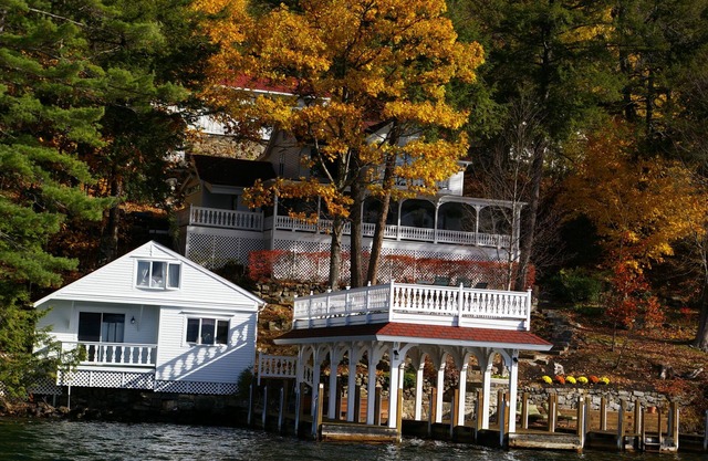 Lake George, au bord du lac, pour 20 personnes, 3 maisons, 8 chambres, grande terrasse au bord du lac