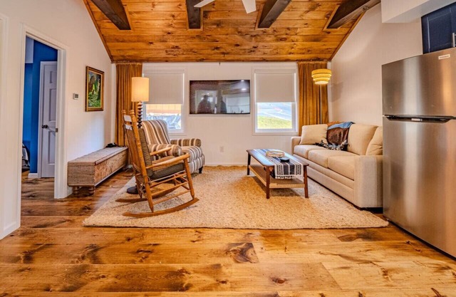 Lake George Luxury Cabin (2 bed/1 bath)