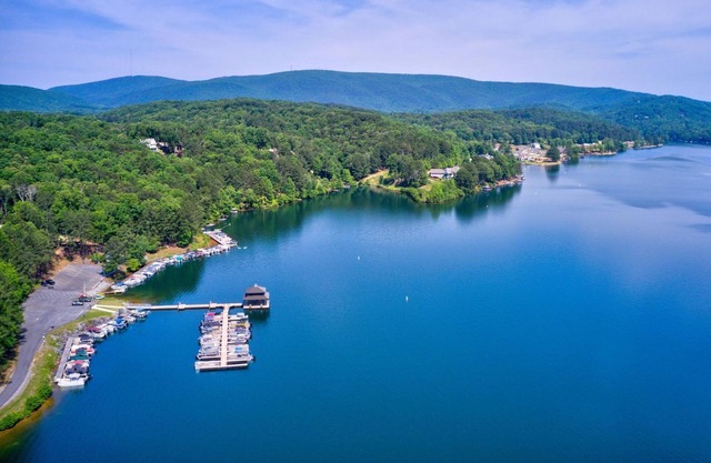 Lake, golf, trails, romantic cozy townhome retreat nestled in the hills.. awaits