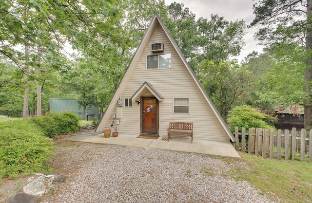Lake Hamilton Cabin: Boating Getaway!