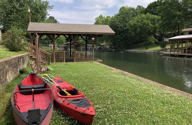 Lake Hamilton Canal W/ hot tub 3/2 Home - w/ Canoe & Kayaks!